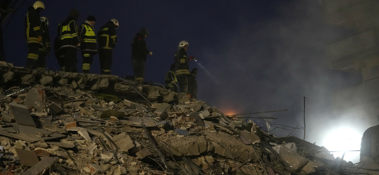 Polscy strażacy w Turcji wydobyli spod gruzów 13-letnią dziewczynkę