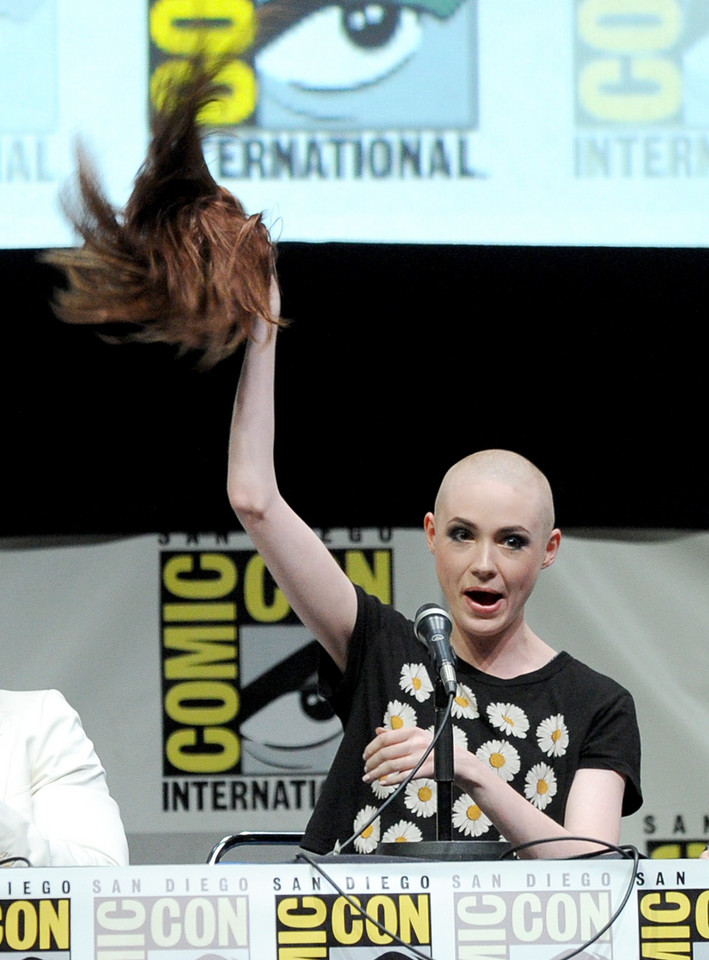 Karen Gillan łysa na Comic Conie