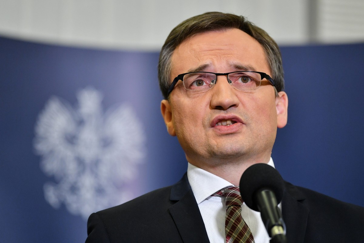 Zgodnie z obowiązującymi przepisami urząd prokuratora generalnego, który sprawuje nadzór nad prokuraturą, zajmuje ta sama osoba, która pełni funkcję ministra sprawiedliwości.
