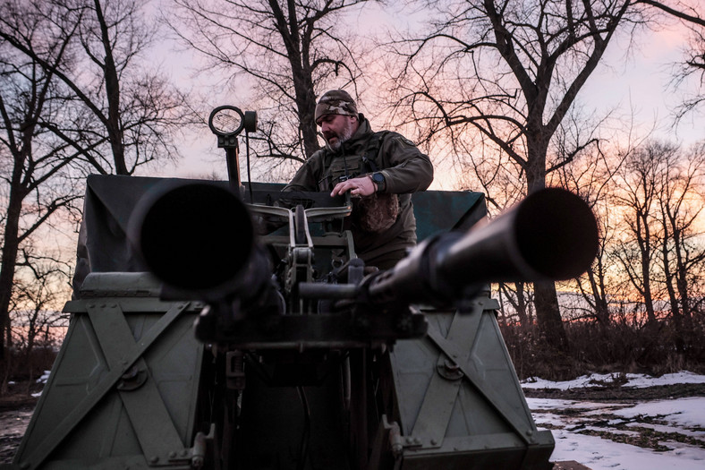 Ukraiński żołnierz 241. brygady wojsk obrony terytorialnej obsługuje przeciwlotniczy karabin maszynowy, 29.12.2023 r.