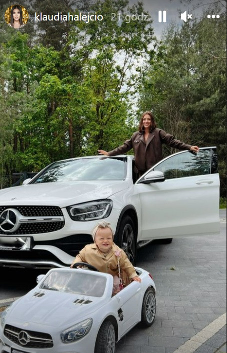 Mama z córeczką prezentują swoje samochody