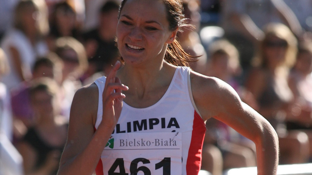 Marzena Kościelniak (TS Olimpia Poznań) wykorzystała fakt, że już na pierwszych płotkach kontuzji doznała Anna Jesień i to ona została mistrzynią Polski w biegu na 400 metrów przez płotki podczas krajowego czempionatu odbywającego się w Bielsku-Białej.