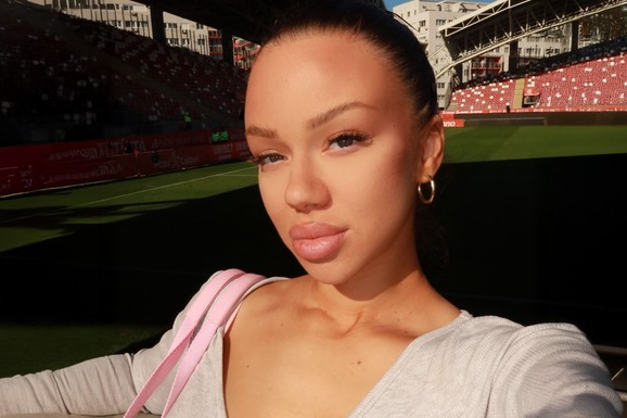 NAŠA PEVAČICA (24) ČEKA DRUGO DETE SA FUDBALEROM IZ AFRIKE Na utakmici saopštila srećne vesti: Grli trudnički stomak i blista