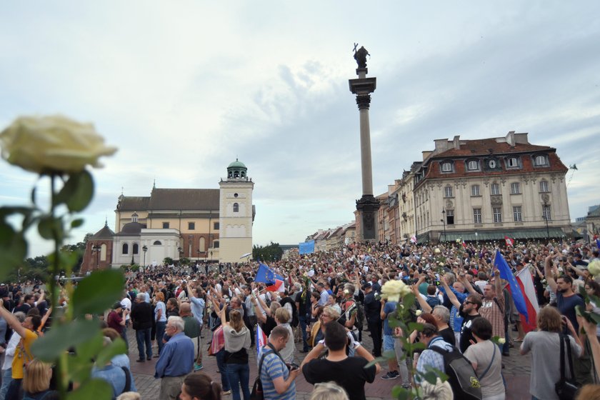 Obchody miesięcznicy smoleńskiej. Krakowskie Przedmieście odgrodzone