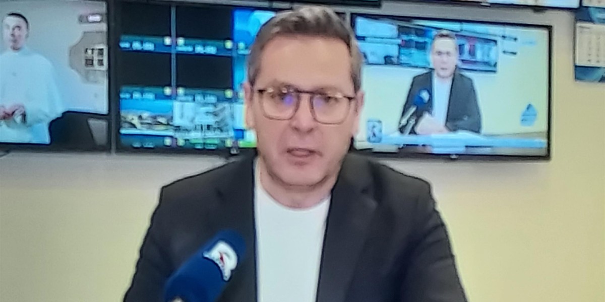 Michał Adamczyk, były dyrektor TAI, w studio TAI przed mikrofonem TV Republika.