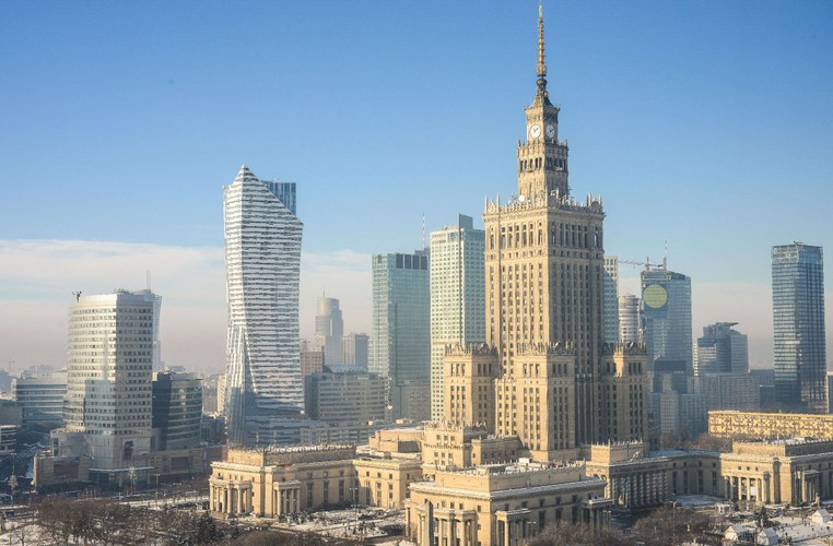 <strong>Dziś: Pałac Kultury i Nauki</strong>
<br></br>
Obecnie Pałac jest siedzibą wielu firm oraz instytucji użyteczności publicznej, takich jak kina, teatry i muzea, uczelni wyższych (m.in. Collegium Civitas), władz Polskiej Akademii Nauk oraz Centralnej Komisji do Spraw Stopni i Tytułów. Organizowane są tam także różnego typu wystawy i targi, m.in. od 1958 przez wiele lat były organizowane Międzynarodowe Targi Książki i towarzyszące im kiermasze, a także przez kilka lat (na przełomie XX i XXI wieku) targi Komputer Expo. Mieści się w nim słynna sala konferencyjno-widowiskowa na 3000 osób (Sala Kongresowa), Muzeum Techniki, Muzeum Ewolucji PAN, Muzeum Domków dla Lalek oraz Pałac Młodzieży wraz z basenem.
<br></br>