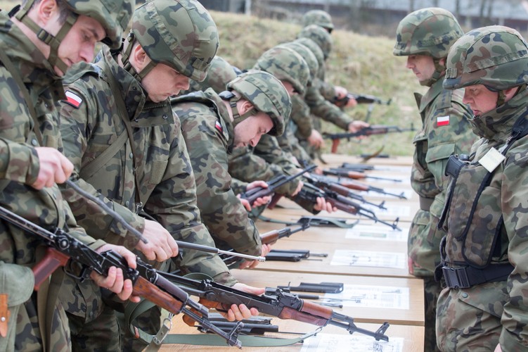 Rezerwiści podczas ćwiczeń mobilizacyjnych na poligonie 5. Pułku Chemicznego w Tarnowskich Górach. Składanie broni.
<br><br>fot. (mgo) PAP/Andrzej Grygiel