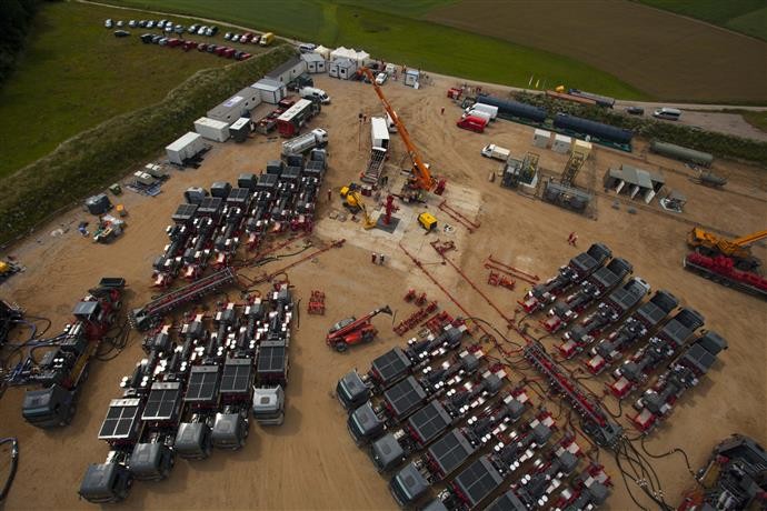 Proces szczelinowania hydraulicznego przebiega w następujący sposób: specjalne ciężarówki wpompowują w odwiert specjalny płyn hydrauliczny pod ciśnieniem 600 atmosfer. Płyn hydrauliczny (tzw. płuczka) stanowi mieszaninę wody (95 proc.), piasku (4,9 proc.) i związków chemicznych (0,1 proc.).