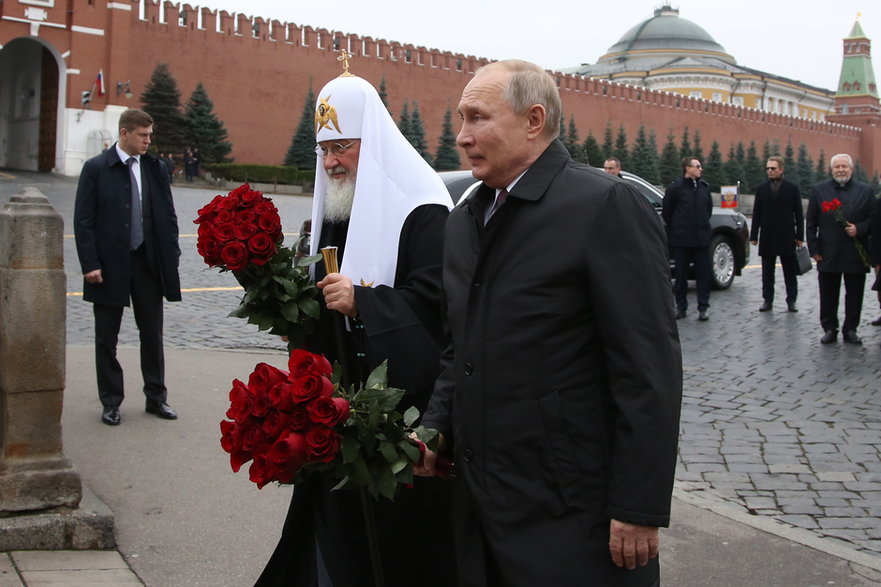 Patriarcha Cyryl I i Władimir Putin składają kwiaty na grobie Bohaterów Rosji w swięto jedności narodowej. Moskwa, 2019 r.