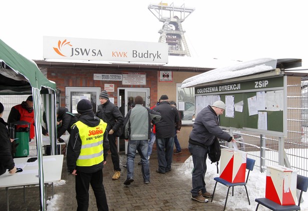 Przed Kopalnią Węgla Kamiennego "Budryk" w Ornontowicach, 26 bm. trwa referendum ws. akcji protestacyjnej pracowników Jastrzębskiej Spółki Węglowej. Dwudniowe głosowanie odbywa się przed zakładami należącymi do koncernu JSW. (mgo) PAP/Andrzej Grygiel