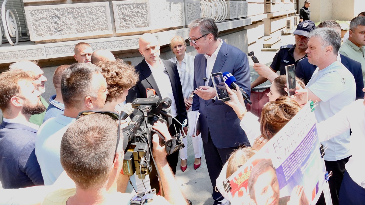Deo radnika GSP ispred Predsedništva, Vučić izašao da razgovara s njima