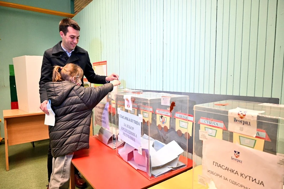 Dobrica Veselinović sa ćerkom na glasanju