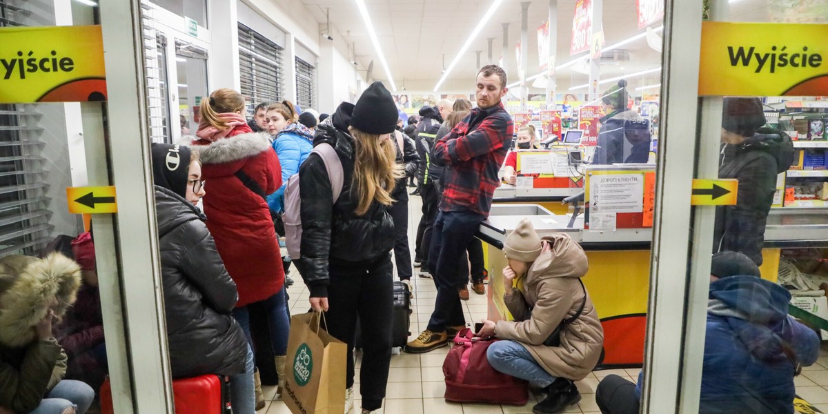 Medyka. Ludzie z całej Polski czekają na swoich bliskich, którzy uciekają z Ukrainy przed wojną. 