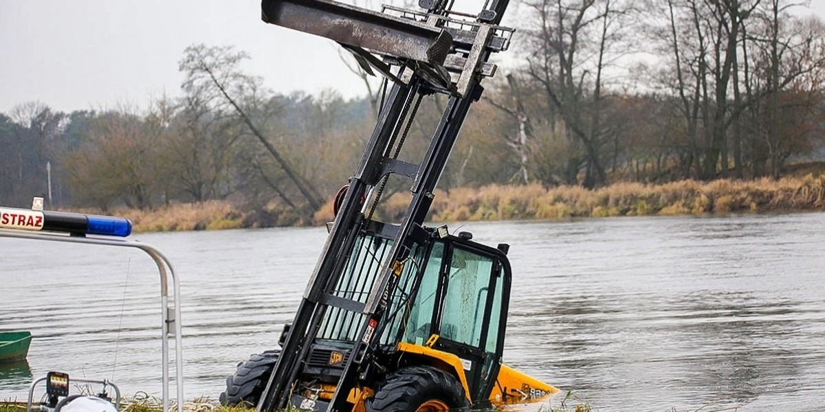 Wózek widłowy wpadł do rzeki Narew