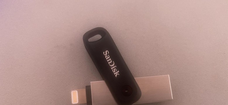 Łabędzi śpiew złącza Lightning. Oto iXpand, czyli pendrive do iPhone [TEST]