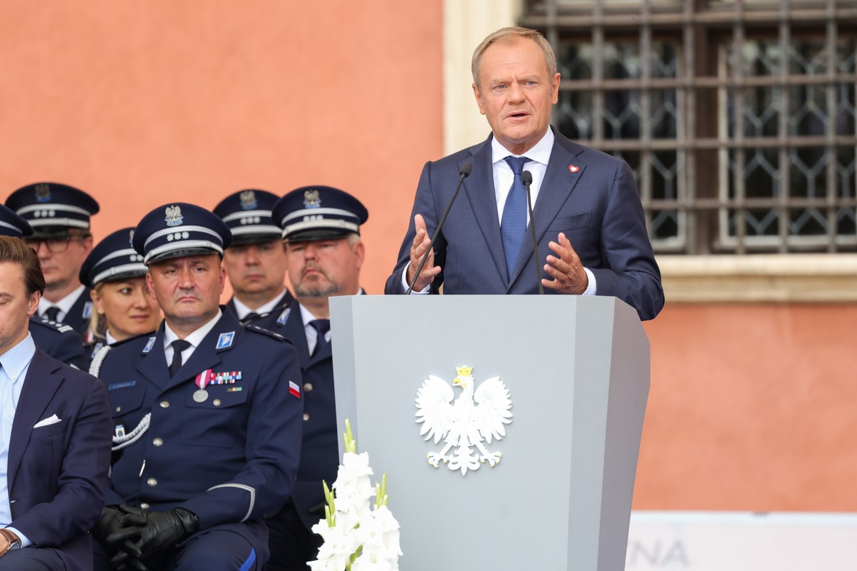 Warszawa, 24.07.2024. Premier Donald Tusk przemawia na centralnych obchodach Święta Policji na placu Zamkowym w Warszawie, 24 bm. (ad) PAP/Rafał Guz