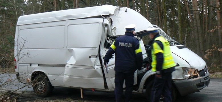 Obława policji na złodziei samochodów. Jeden ze sprawców staranował radiowóz