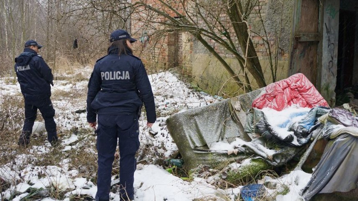 Trzy osoby zmarły minionej doby z powodu wychłodzenia organizmu – informuje Wojewódzkie Centrum Zarządzania Kryzysowego w Katowicach. To kolejne ofiary mrozów w województwie śląskim w tym sezonie zimowym. Służby apeluje o szczególną czujność oraz udzielanie pomocy osobom bez dachu nad głową.