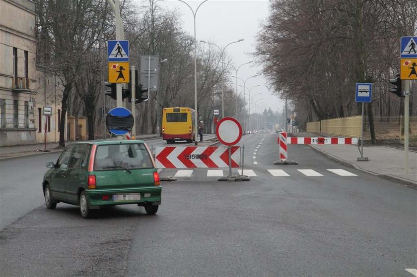 Rozgrzebali ulicę i poszli