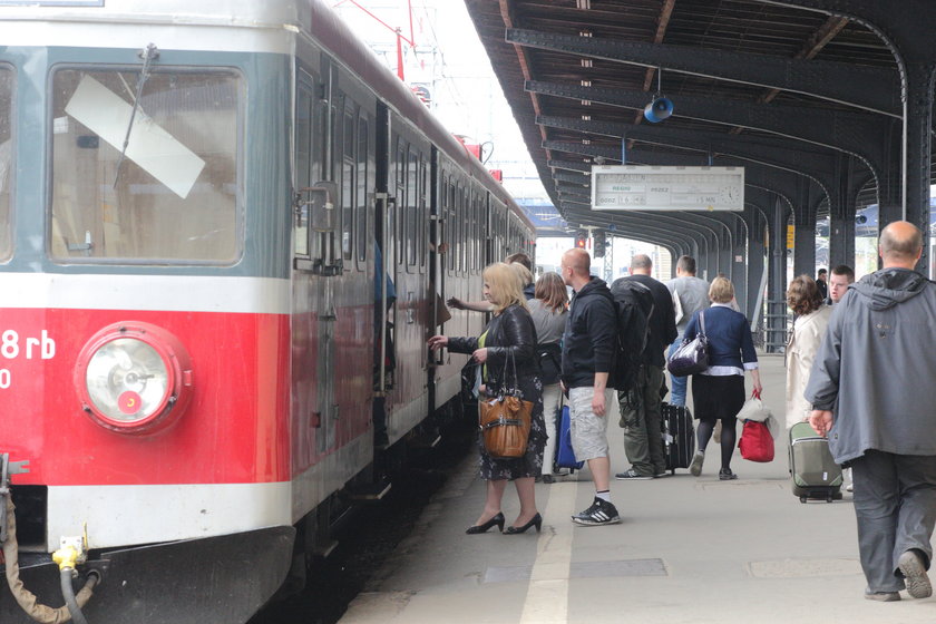 Pociąg i pasażerowie na peronie