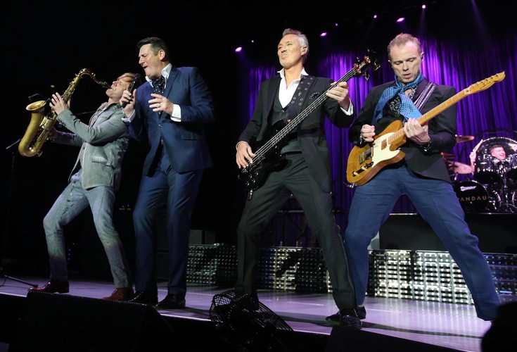 Steve Norman, Tony Hadley, Martin Kemp i Gary Kemp podczas koncertu w Mediolanie