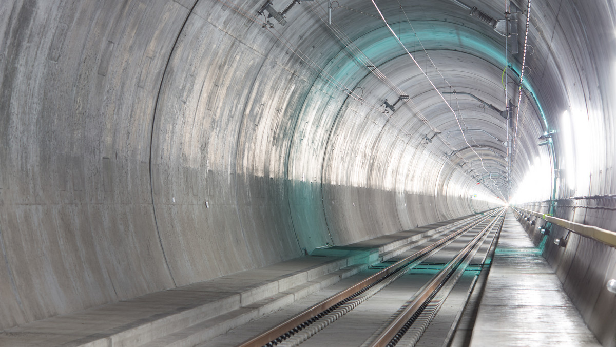 Tunel Gotarda najdłuższy tunel świata pod Alpami w Szwajcarii