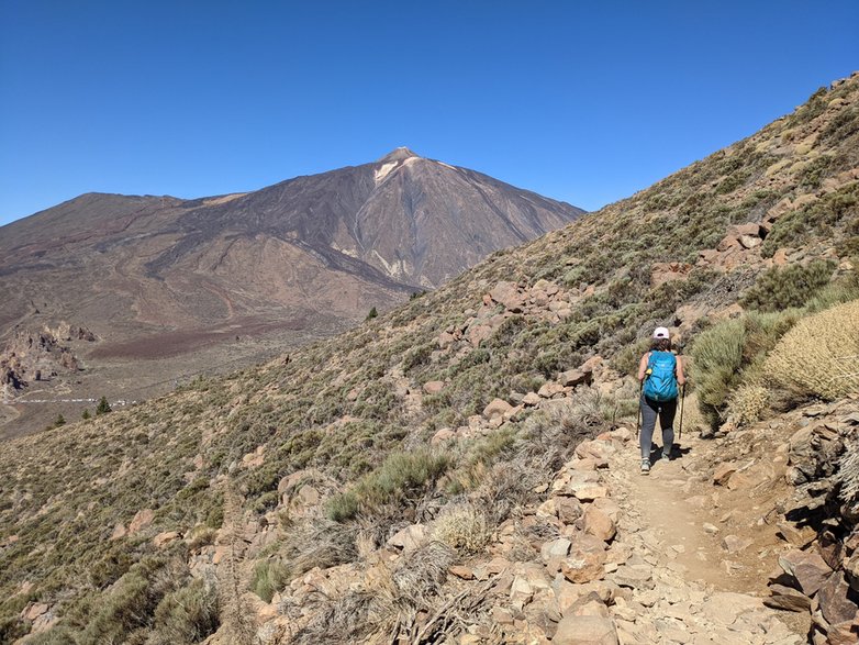 Park Narodowy Teide. Zejście z Alto de Guajara w kierunku Degollada de Ucanaca. Teneryfa.