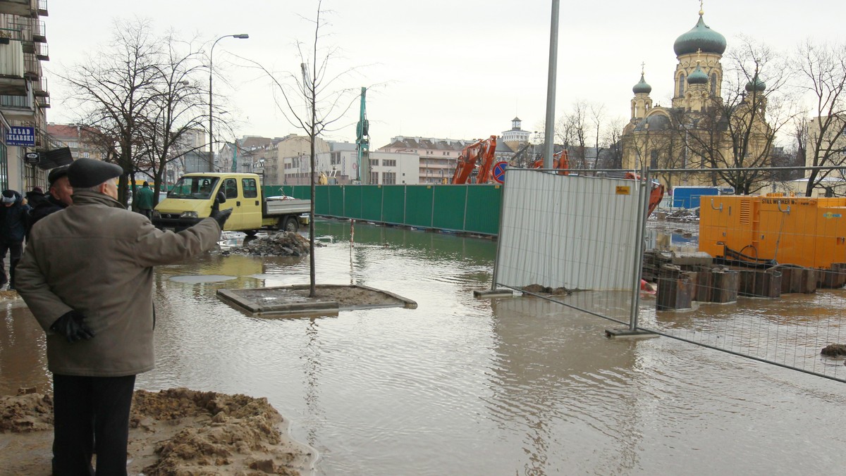 Awaria kanalizacji na budowie metra