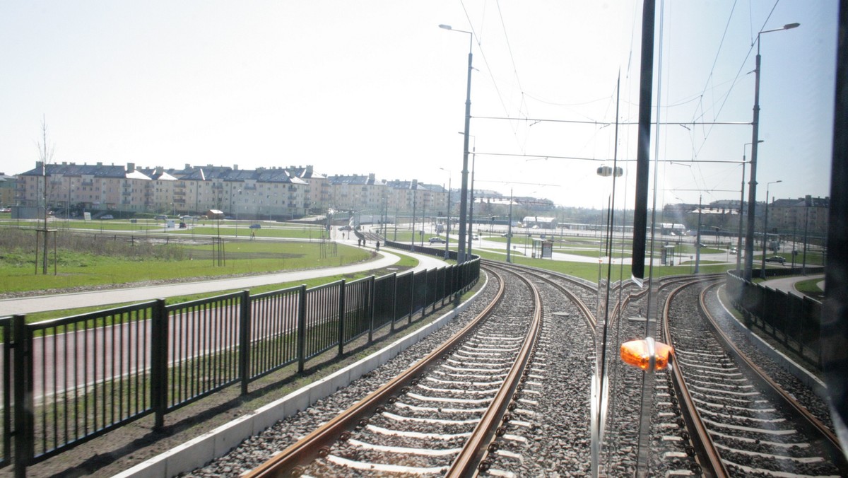 Dwukierunkowe, klimatyzowane, wyposażone w defibrylatory i stanowisko do przewożenia rowerów – takie mają być nowe tramwaje dla Gdańska. Pasażerowie mają z nich korzystać w drugiej połowie 2018 roku.