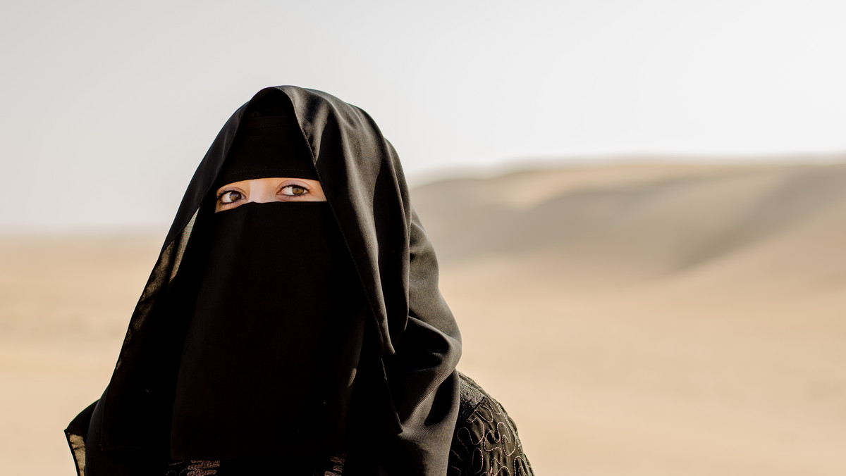 Kobieta opowiada o życiu w islamie: ciała dziewcząt znaleziono na pustyni [Książka]