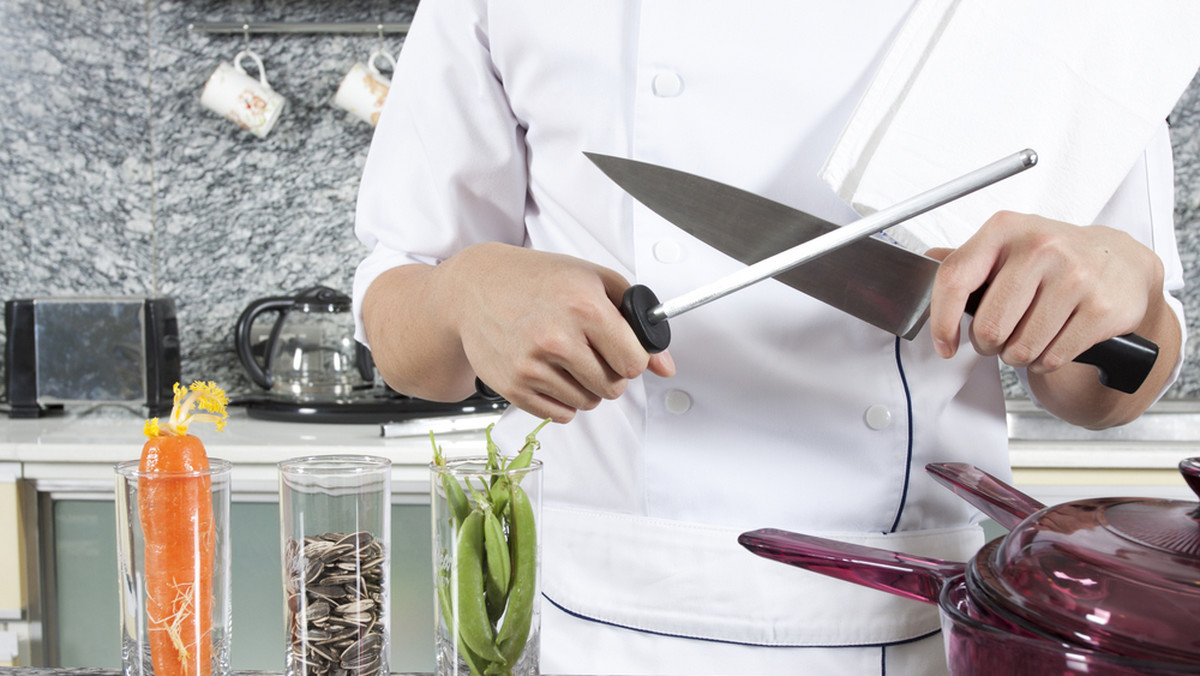 Dobry nóż w kuchni to podstawa. Pytanie tylko jak wybrać ten odpowiedni? Ile kosztuje przyzwoity nóż kuchenny i jak skompletować właściwy zestaw? Oto dziesięć wskazówek ekspertów kucharskich, adresowanych do wielbicieli ostrych doznań kulinarnych.