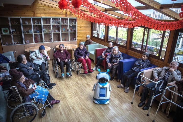 Funkcje użyteczne to mnie wszystko, co potrafią te małe roboty. Mogą one służyć także do rozrywki. Na przykład, na żądanie mogą śpiewać popularne tradycyjne chińskie pieśni operowe. Mogą też w prostych zdaniach prowadzić rozmowę i odpowiadać na polecenia głosowe od seniorów. Mogą tez zatańczyć, kiwając głowami i śpiewając. <br><br><br> Fot. EPAROMAN PILIPEY