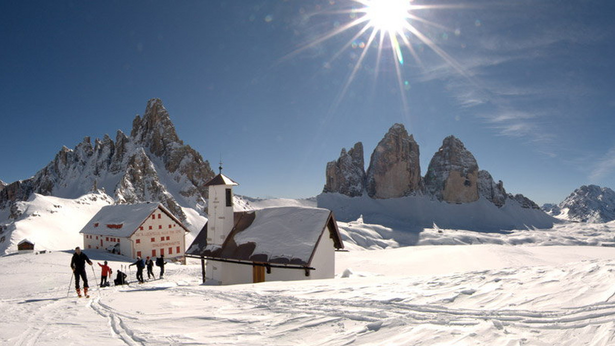 W samym sercu Dolomitów znajduje się region wypoczynkowy Dolomiti di Sesto/Sextner Dolomiten usytuowany malowniczo w dolinie Alta Pusteria/Hochpustertal. Nad doliną górują trzy charakterystyczne skaliste szczyty – Tre Cime di Lavaredo/Drei Zinnen (3003 m n.p.m.).