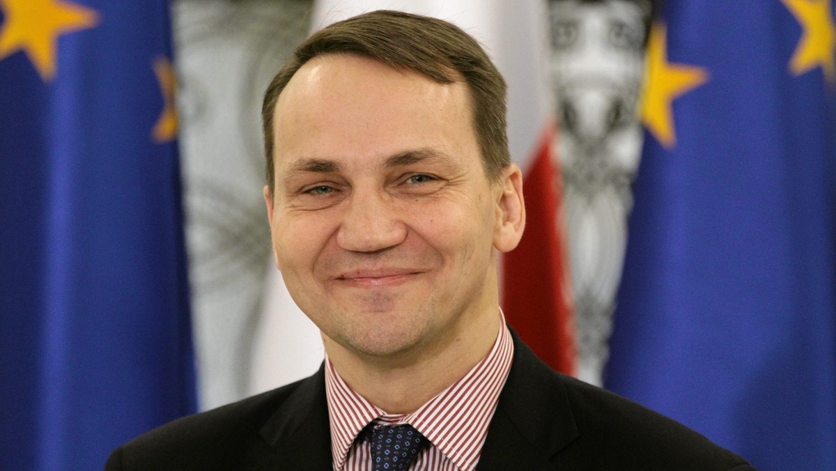 - Uważam, że to były jedne z lepiej wydanych pieniędzy w budżecie MSZ - twierdzi w wywiadzie dla "Rzeczpospolitej" Radosław Sikorski, mówiąc o wynagrodzeniach dla Charlesa Crawforda, byłego brytyjskiego dyplomaty, który pomagał przygotowywać przemówienia szefa MSZ. Sikorski mówi również o tym, że Platforma Obywatelska jest fenomenem, natomiast Prawo i Sprawiedliwość ma problem z uznawaniem instytucji państwa.