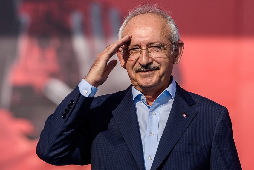 Kemal Kiličdaroglu pozdravlja pristalice na skupu u avgustu 2016. u Istanbulu