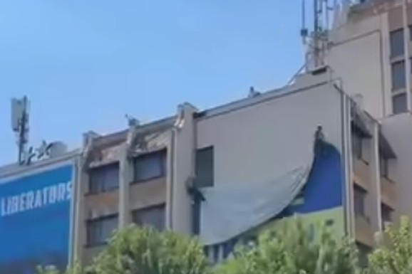 KIPTI BES PRIŠTINE PREMA ZELENSKOM, RAMA DONEO DRASTIČNU ODLUKU! Pogledajte kako je zastava Ukrajine skinuta sa zgrade u centru grada (VIDEO)