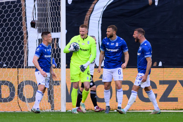 Zawodnicy Lecha Poznań: Radosław Murawski (L), Bartosz Mrozek (2L), Jesper Karlstroem (2P) i Miha Blazic (P) podczas meczu 32. kolejki piłkarskiej Ekstraklasy z Legią Warszawa