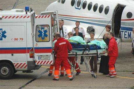 28-07-2007 Goleniow (zachodniopomorskie)Transport dwoch rannych przewiezionych z Francji samolotem sanitarnym. N/z ranna Bozena Skrobon - Mieloszyk.Fot. Wojtek Basalygo
