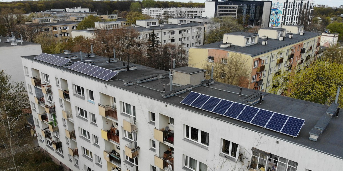 Panele fotowoltaiczne zainstalowane na budynku przy ul. Miłej 22 sprawiają, że rachunki za prąd są znacznie niższe 