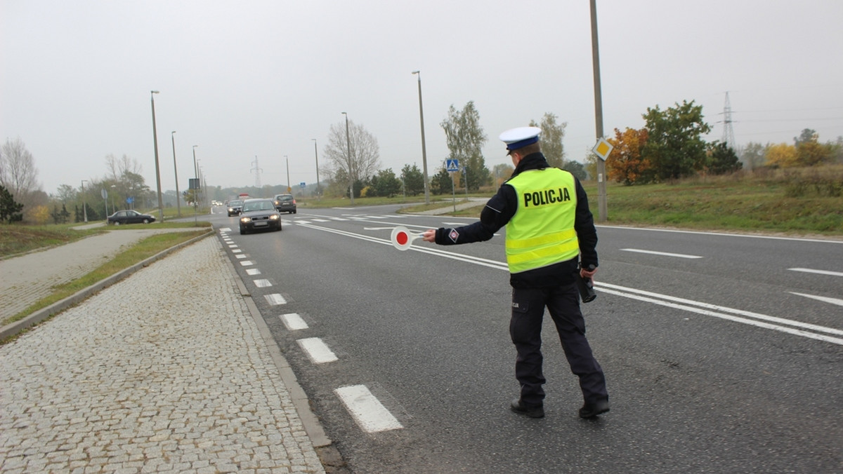 Od dzisiaj do środy na drogach województwa kujawsko-pomorskiego będzie wyjątkowo dużo policjantów. W ramach ogólnopolskiej akcji "Znicz" będą kontrolować prędkość pojazdów i ich stan techniczny, a także sprawdzać trzeźwość kierowców.