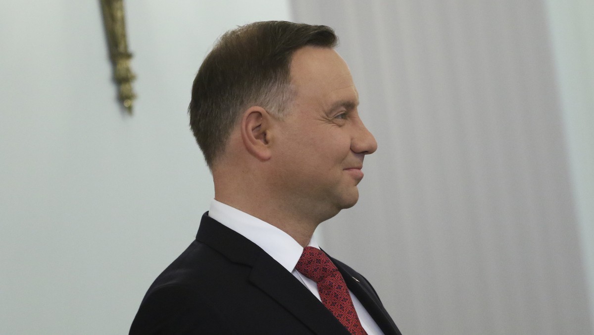 Prezydent Andrzej Duda wsparł akcję luteran ze Szczyrku (Śląskie), którzy zbierają futbolówki, by rozdać je młodzieży z okazji piłkarskich mistrzostw świata w Rosji. Ks. Jan Byrt powiedział dziś, że od głowy państwa otrzymał siedem piłek.