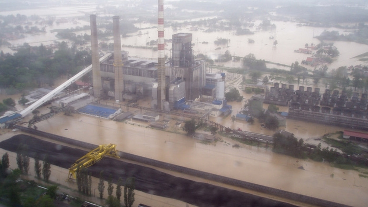 Powódź na Bałkanach zagraża największej elektrowni w Serbii. Chodzi o położoną na południowy zachód od Belgradu zasilaną węglem elektrownię imienia Nikoli Tesli, zaopatrującą w prąd dużą część kraju. Znajduje się ona nad brzegiem rzeki Sawy.
