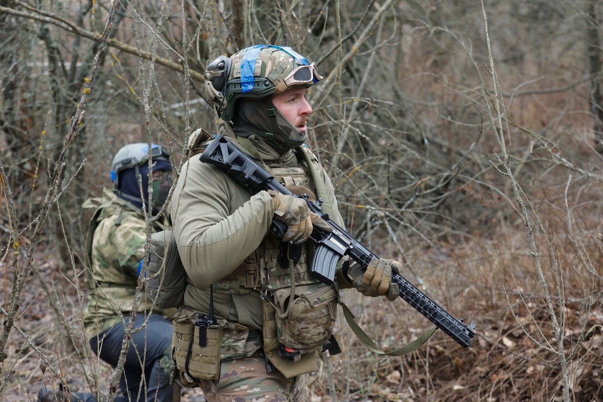 Ukraińscy cywile biorą udział w szkoleniu wojskowym