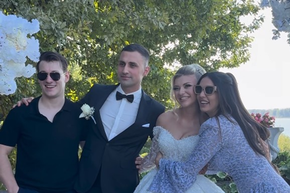 OŽENIO SE BRAT TANJE SAVIĆ Mlada u raskošnoj venčanici, a pevačica u haljini sa šlicem do kuka: "Najlepši par"