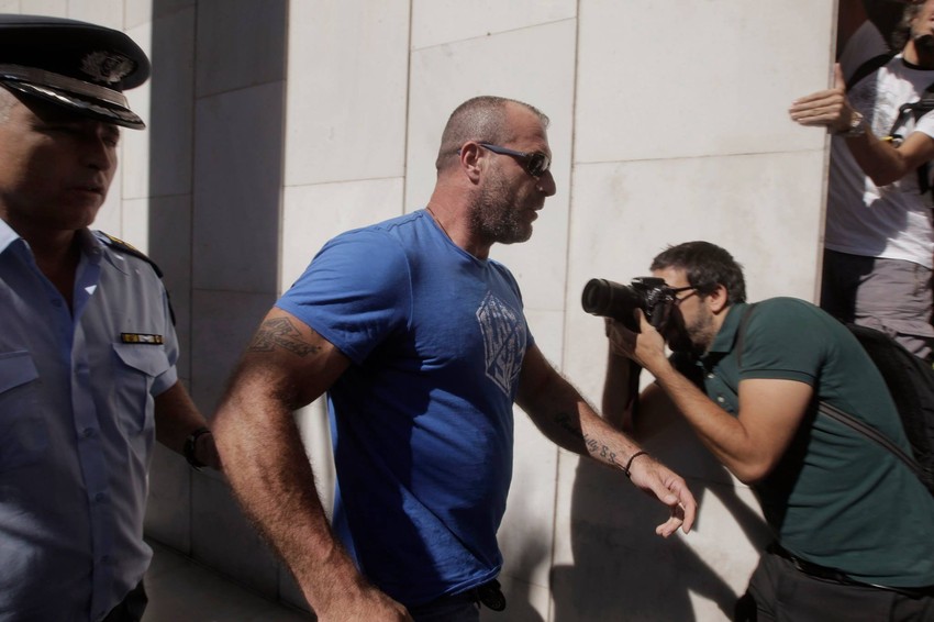 Privođenje jednog od poslanika Zlatne zore Nikolaosa Mihosa