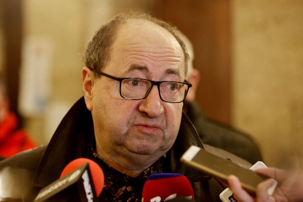 Katowice, 10.01.2022. Przewodniczący Związku Zawodowego Górników Dołowych Jerzy Demski podczas wypowiedzi dla mediów po zakończeniu rozmów płacowych, prowadzonych w ramach sporu zbiorowego między górniczymi związkami zawodowymi i władzami Polskiej Grupy Górniczej, w siedzibie PGG w Katowicach, 10 bm. (zm/ibor) PAP/Zbigniew Meissner