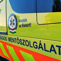 Útikönyvet tettek az epilepsziás rohamot kapó turista szájába Budapesten, szájsebészet lett a vége