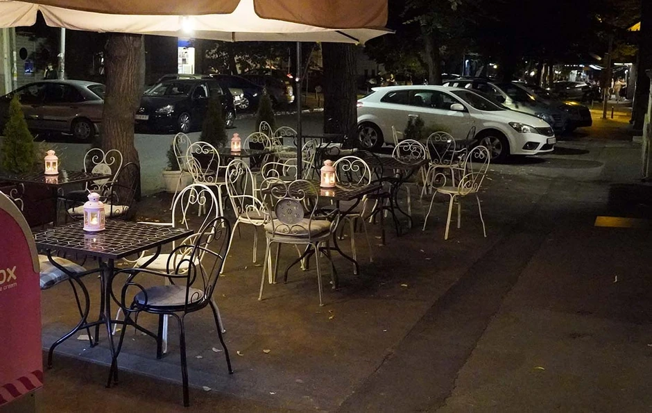 Bašta kafića u Strahinjića bana posle 23 sata