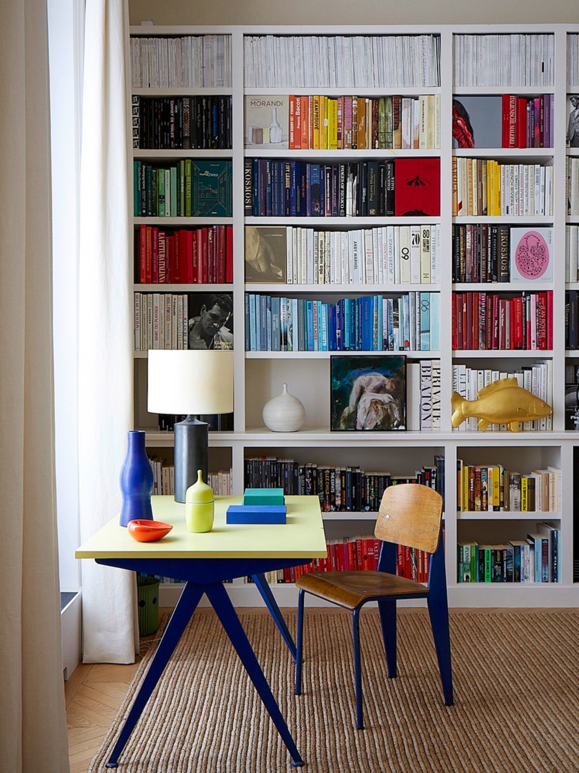 Design-Duo In der Bibliothek stehen ein Schreibtisch sowie ein Stuhl von Jean Prouvé.