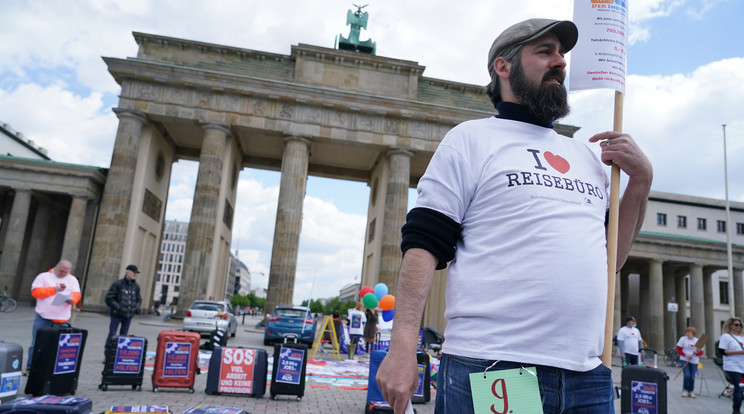 Berlinben tüntetnek az utazási iroda dolgozók, állami beavatkozást igényelve a koronavírus járvány okozta csődhullám miatt / Fotó: Getty Images